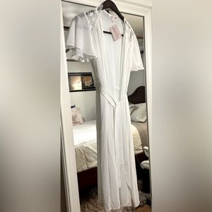 Elephant White chiffon robe with floral lace embroidery